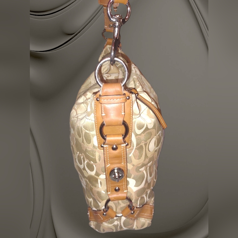 Beautiful Coach Tote - Picture 13 of 13